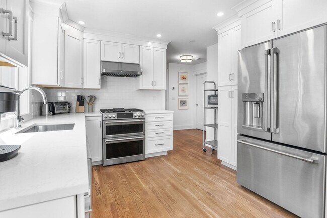 Building Photo - 130 Gaymoor Dr