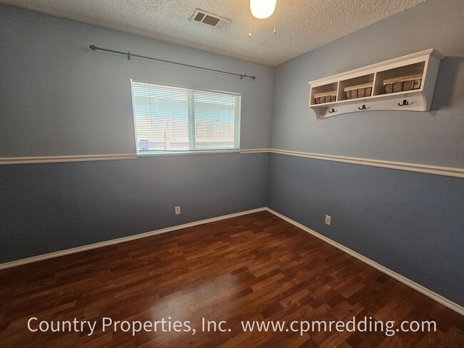 Building Photo - Super Cute House in East Redding With Atta...