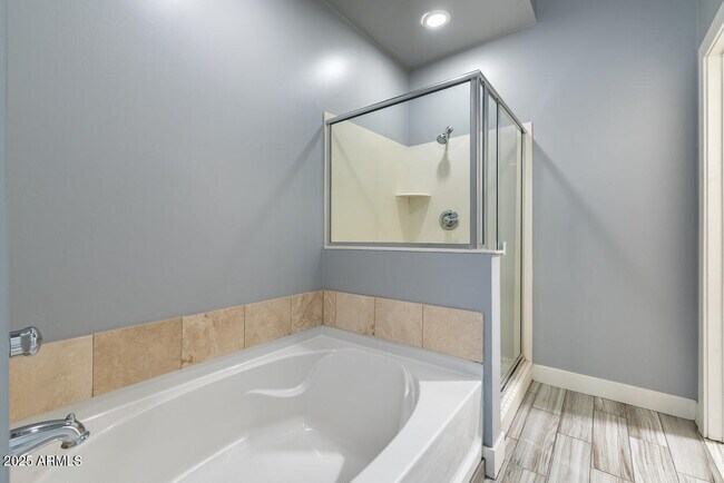 Building Photo - 945 E Playa Del Norte Dr