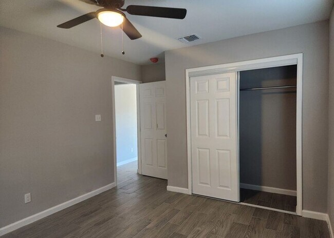 Building Photo - 302 Kenmar Dr