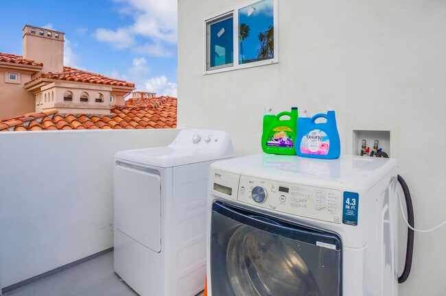 Building Photo - Gorgeous luxury flat with ocean view in La Jolla. Gustavo Lopez