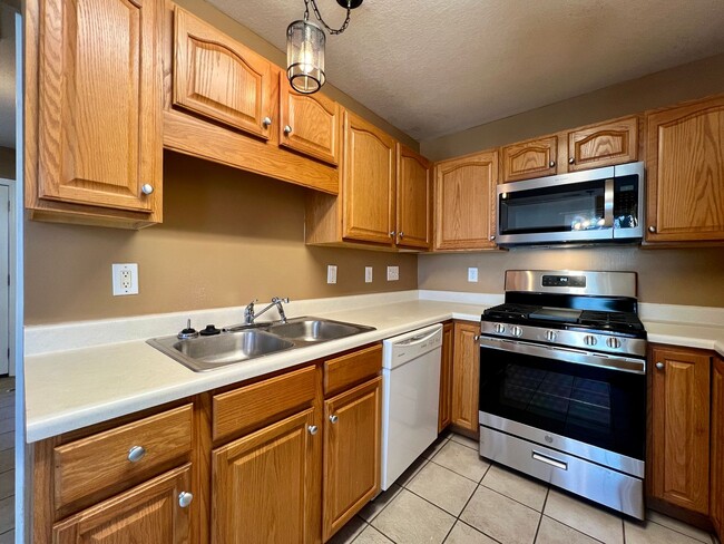 Building Photo - 3-Bed, 3-Full Bath, End Unit, 1-Car Garage!