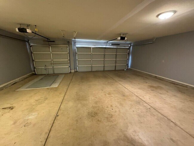Building Photo - 4 bed, 2 bath ,3 car with storm shelter! B...
