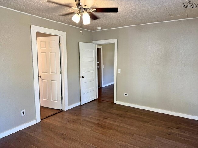 Building Photo - 704 Reagan St