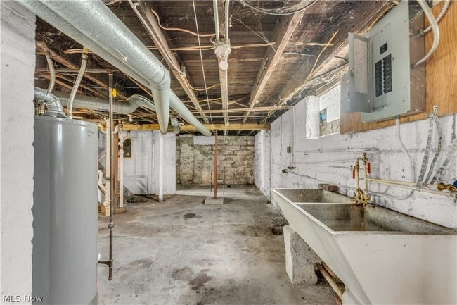 Building Photo - 1345 W 61st St
