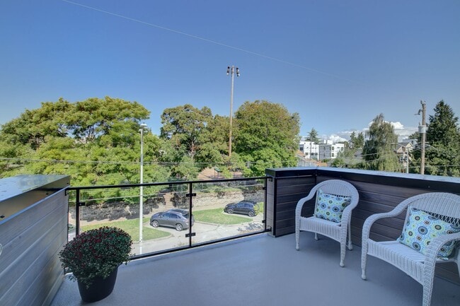 Building Photo - 3bd/2.5ba Seattle Townhome