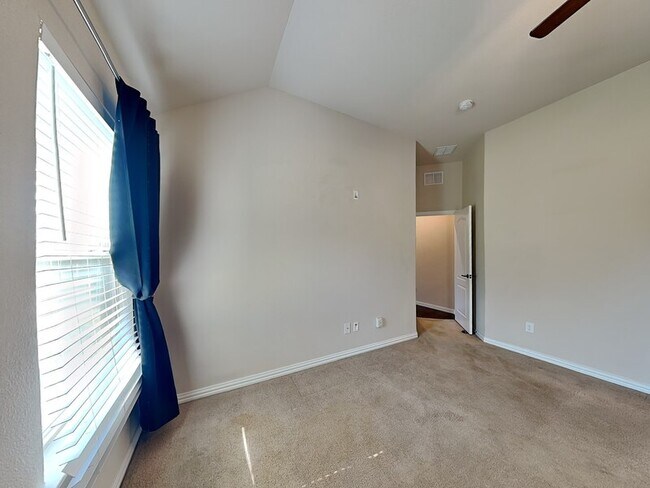 Building Photo - 816 Water Garden Cir