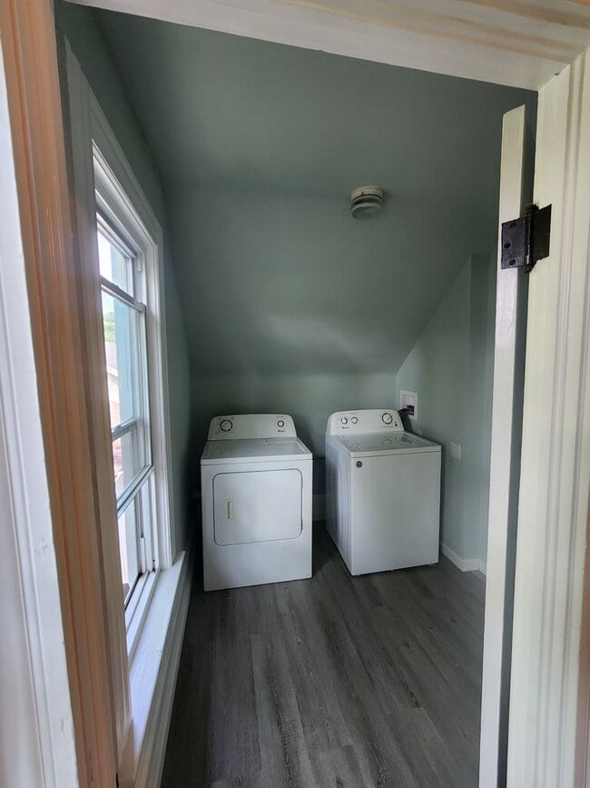 Building Photo - Renovated Private Home