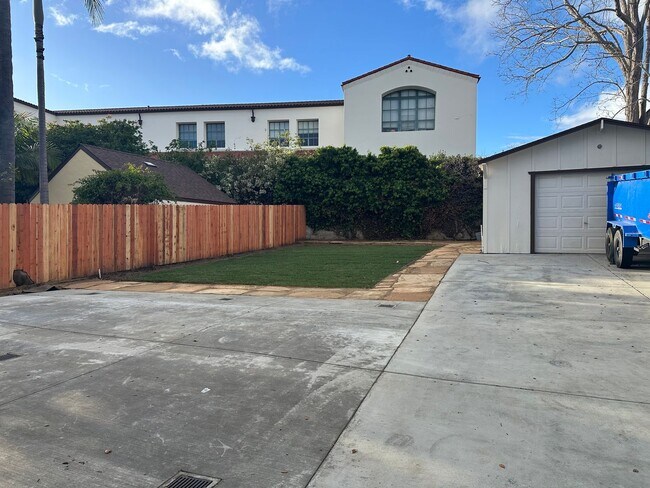 Building Photo - East Side Charming Home