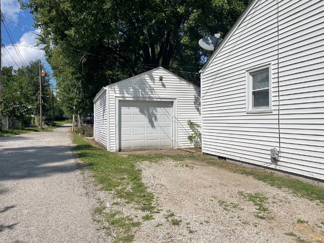 Building Photo - Hilltop 3 Bedroom 1 Bath with Garage Charm You’ll Fall in Love With!