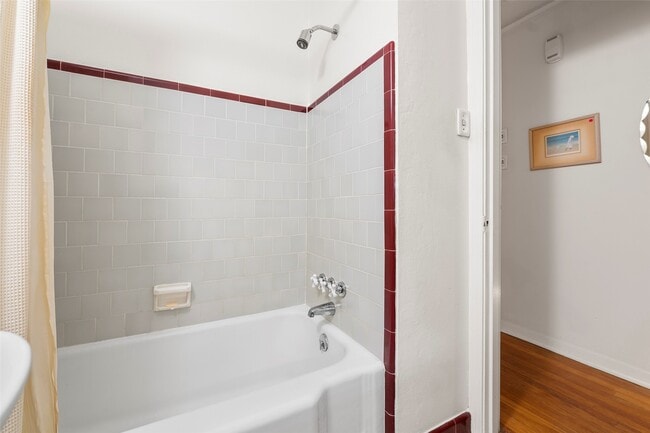 Building Photo - 2114 Saxon Dr