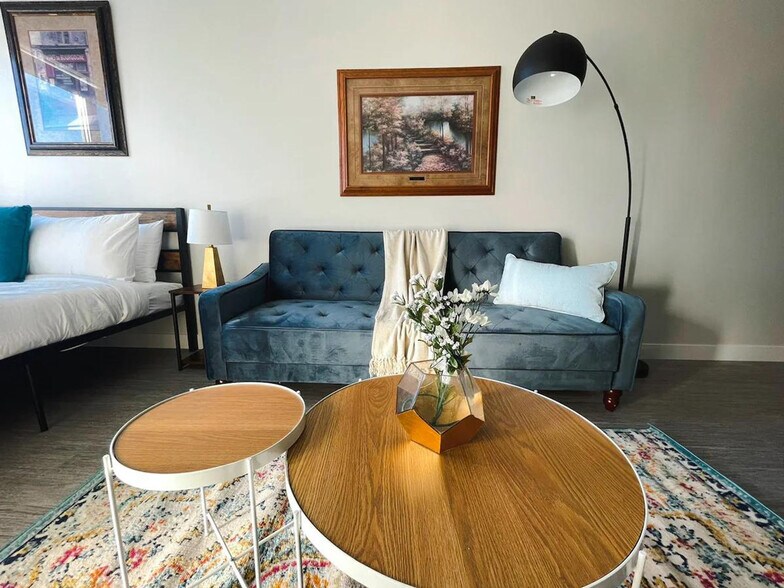 Building Photo - 2530 University Ave