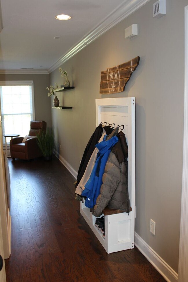 Building Photo - Amazing 3 bd/2.5bth in Farragut!!