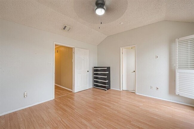 Building Photo - 14947 Heritage Wood Dr