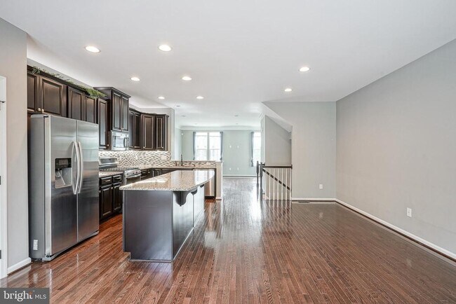 Building Photo - 1048 Regency Pl