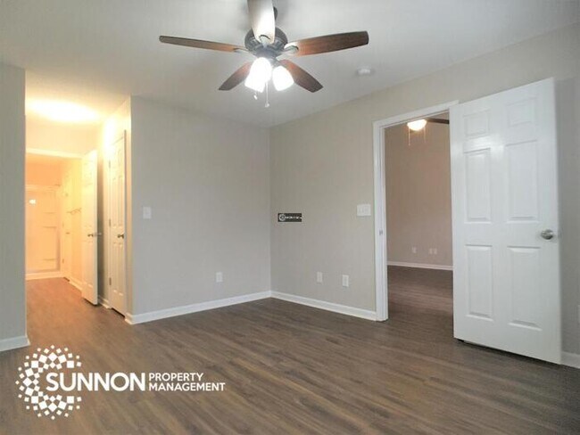 Building Photo - Beautiful End Unit Townhome in Mallard Creek!