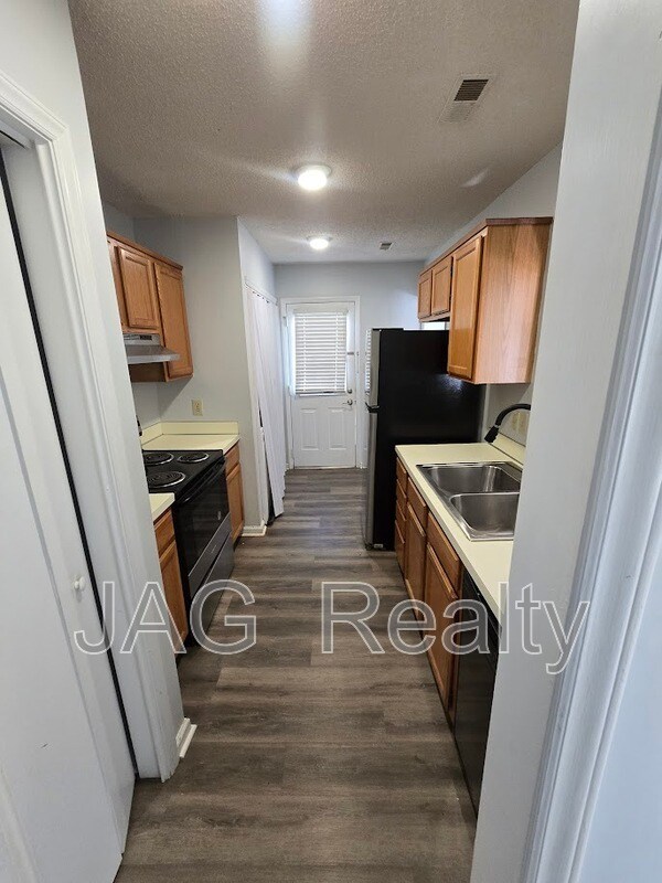 Building Photo - 3821 Rosedown Dr