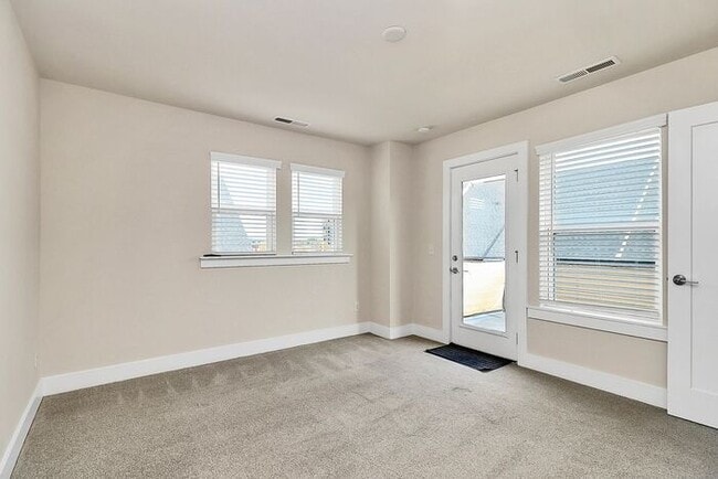 Building Photo - Stunning 3BD/3.5BA End Unit w/ City Views ...