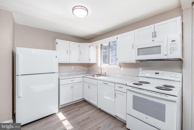 Building Photo - 150 Fairway Rd