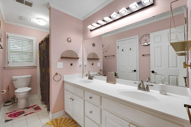Building Photo - Beautiful Home in the Heart of Greenville