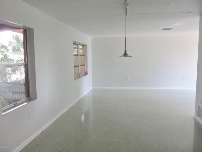 Building Photo - 204 River Heights Dr