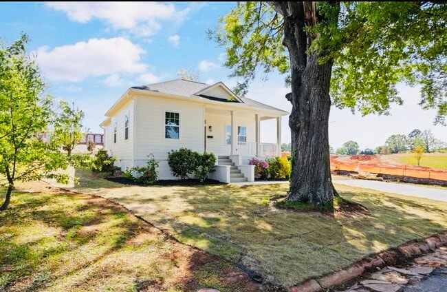 Building Photo - 104 B St