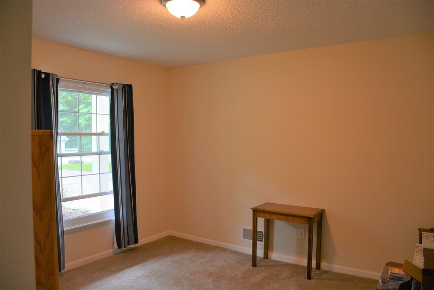 Building Photo - 5580 Shorewood Ln