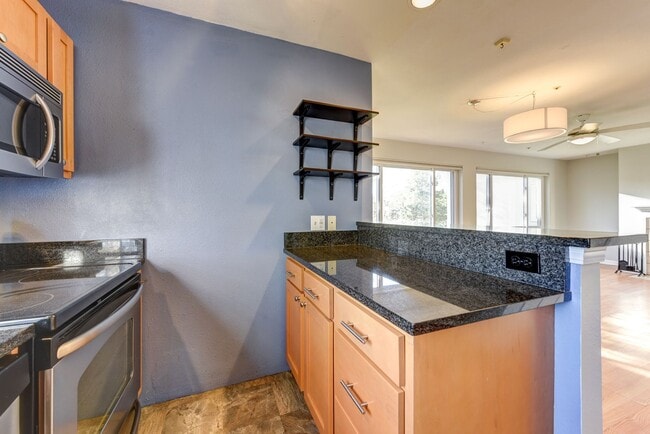 Building Photo - 2 Bedroom 2 Bath End Unit Condo with covered parking!