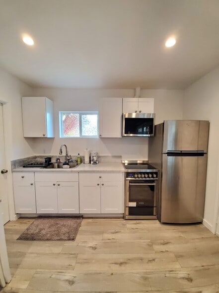 Building Photo - 3332 Cricklewood St