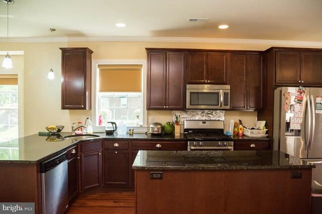 Building Photo - 415 Dearnley St