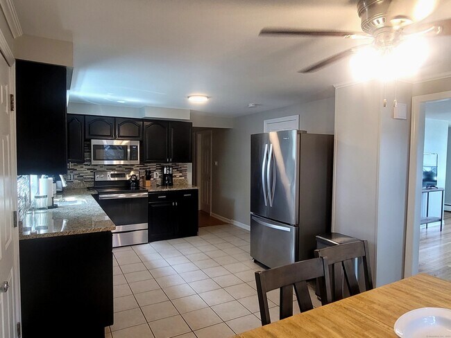 Building Photo - 603 Goldenrod Ave