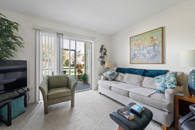 Building Photo - 18081 SE Country Club Dr