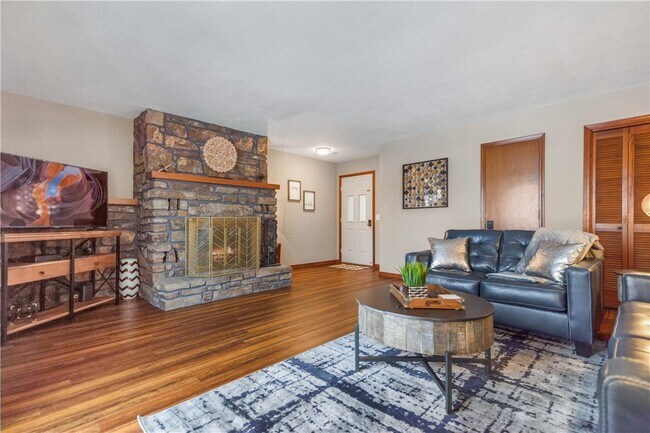 Building Photo - 6 Connie Ln