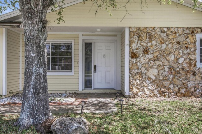 Building Photo - Amazing Pool Home!