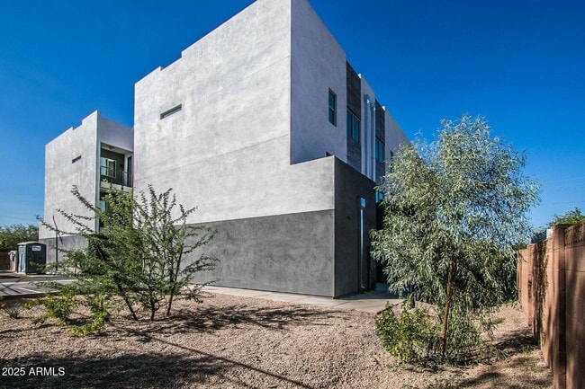 Building Photo - 1443 E Osborn Rd