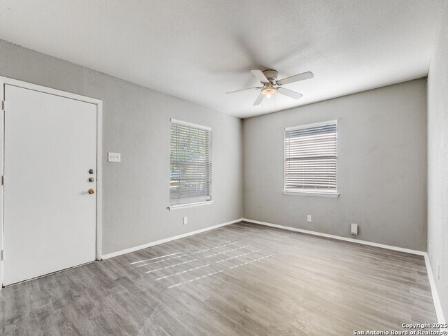 Building Photo - Charming Home Awaits: Spacious & Modern Living in a Prime Location