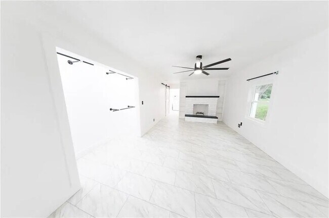 Building Photo - 406 7th St Terrace