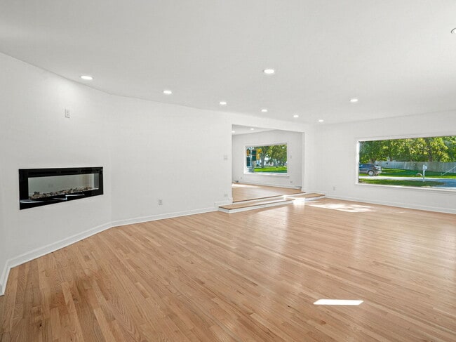 Building Photo - 3824 Sunset Ave