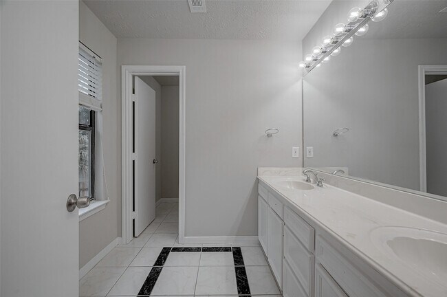 Building Photo - 919 Mockingbird Way