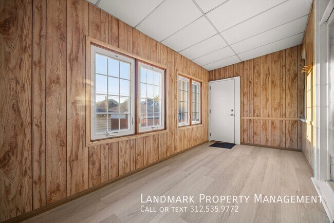 Building Photo - 3030 N Normandy Ave