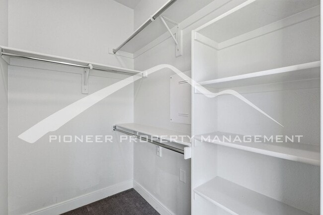 Building Photo - Townhome in the Highlands!