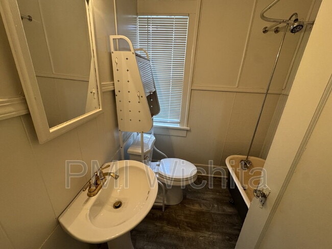 Building Photo - 422 S Glenn St