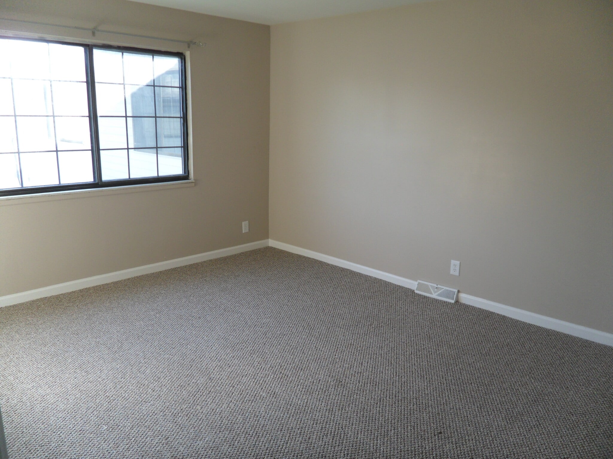 Building Photo - 5526 Humbert Rd