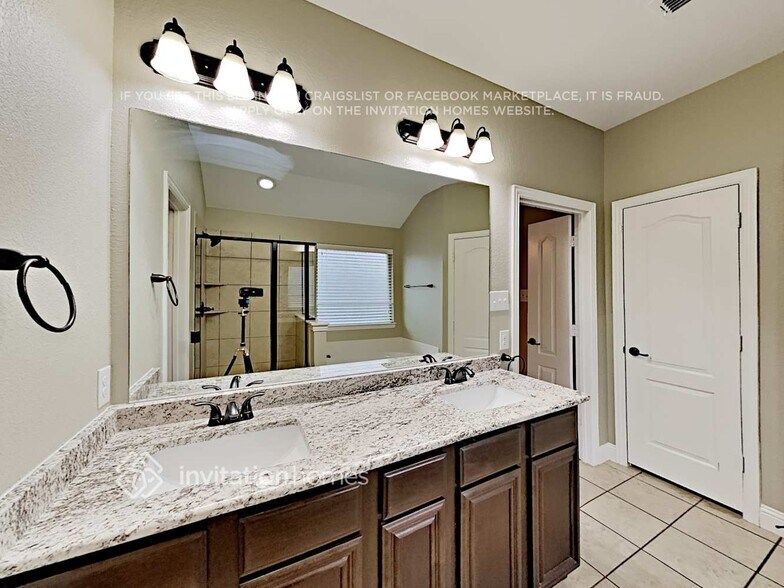 Building Photo - 1628 Signature Dr