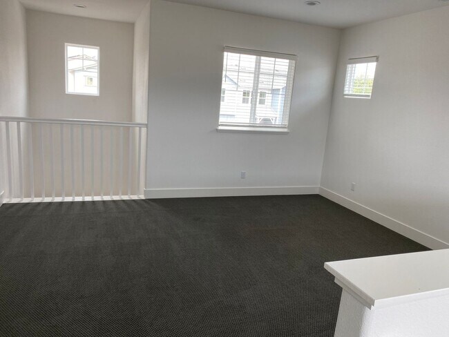 Building Photo - 3 Bed + Bonus Room/2.5 Bath - Solar – Near SSU