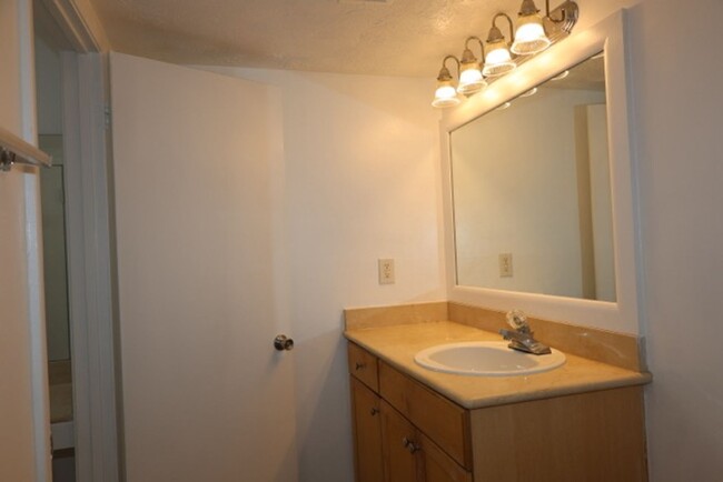 Building Photo - 2 bed 2 Baths Condominium-Rent (*2nd Month...