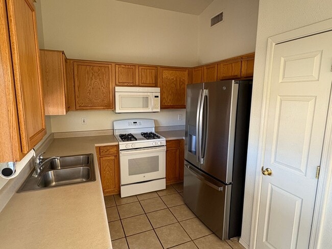 Building Photo - 3 bed 2 Bath NW Tucson Home