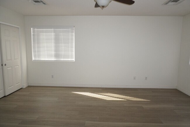 Building Photo - 4 Bedroom Home in Henderson NV!