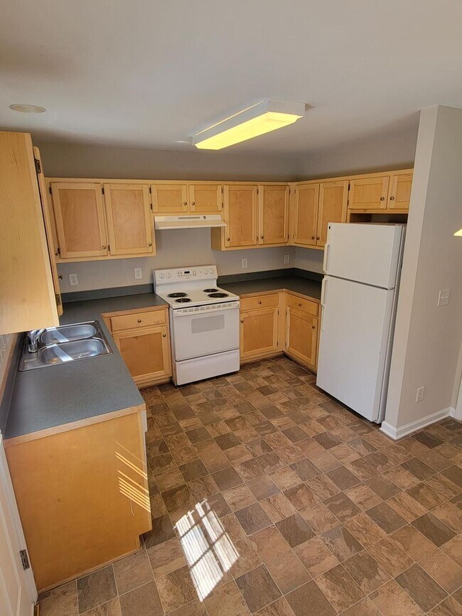 Building Photo - Beautiful three bedroom two bathroom house...
