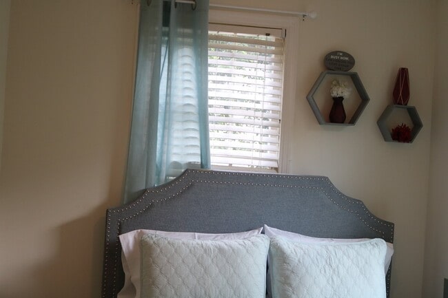Building Photo - "Charming Furnished 2-Bedroom Home in Colu...